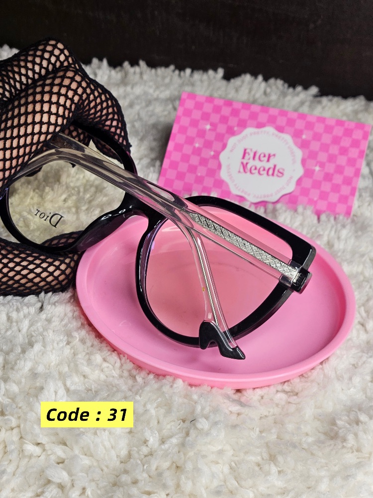 Bold oversized heel frame