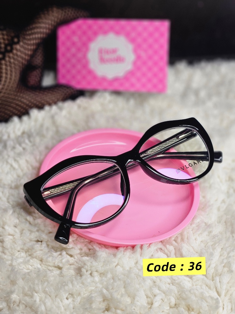 Bat-wing cateye glasses